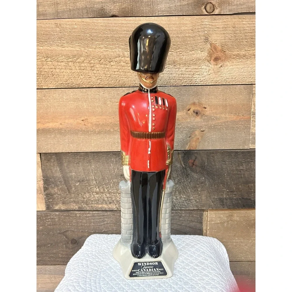 Vintage Windsor Supreme Canadian Whiskey Guard Soldier Liquor Bottle Decanter